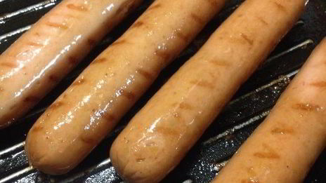 вегетарианские сосиски с квашеной капустой на лепешке из кабачков с яблочно-морковным пюре