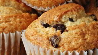 Банановые маффины с грецкими орехами и шоколадом