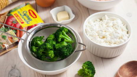 куриные маффины с творогом и брокколи