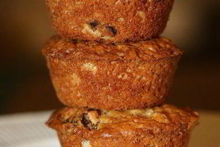 Маффины с апельсиновым соком, орехами и курагой