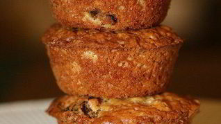 Маффины с апельсиновым соком, орехами и курагой