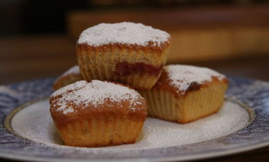 Рецепт маффины с хурмой и клубникой