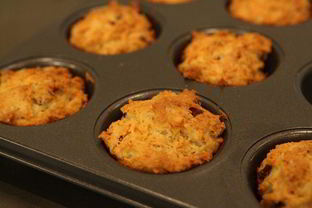 Маффины с копчеными колбасками и сыром