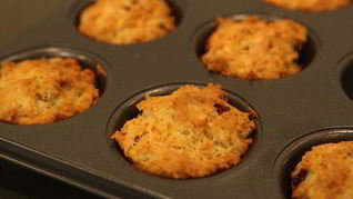 Маффины с копчеными колбасками и сыром