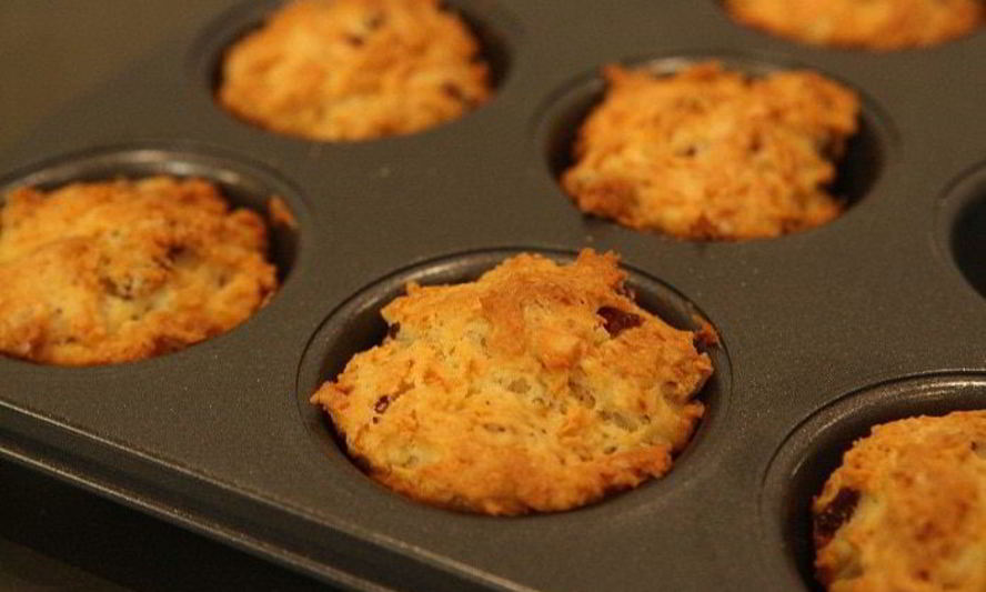 Рецепт маффины с копчеными колбасками и сыром