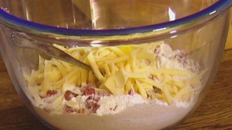 маффины с копчеными колбасками и сыром