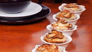 Маффины с кусочками яблок, грецкими орехами и корицей