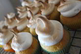 Маффины с лимонным кремом и меренгой