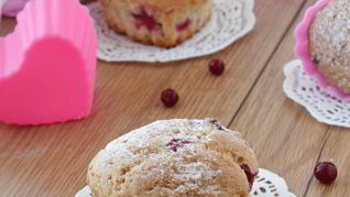 Маффины с марципаном и брусникой