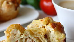 Маффины с сыром и ветчиной в слоеном тесте