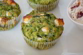 Маффины со шпинатом и фета с пикантым дипом