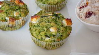 Маффины со шпинатом и фета с пикантым дипом