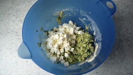 маффины со шпинатом и фета с пикантым дипом