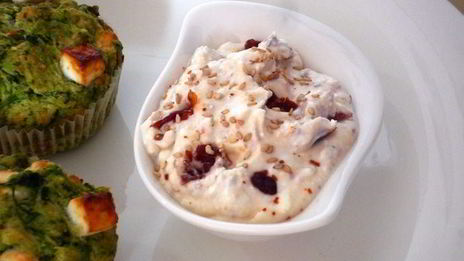 маффины со шпинатом и фета с пикантым дипом