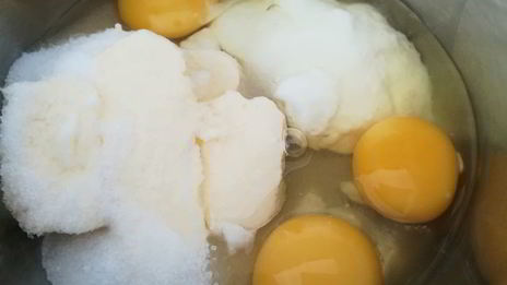 маффины со свежей сливой