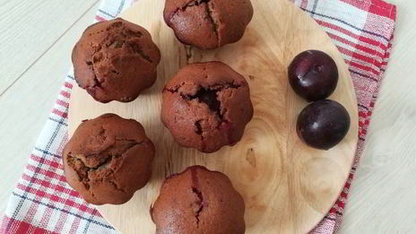 маффины со свежей сливой