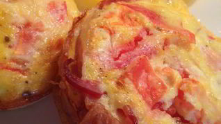 Омлетно-беконовый маффин на завтрак