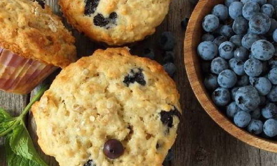 Рецепт овсяные маффины с бананом, яблоком и черникой