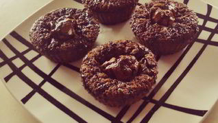 Шоколадные маффины с маленькими кусочками шоколада