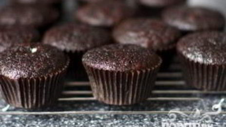 шоколадные маффины со сливками и вишней