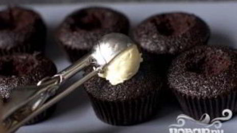 шоколадные маффины со сливками и вишней