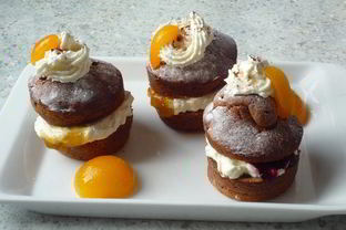 Шоколадные маффины со взбитыми сливками