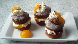 Шоколадные маффины со взбитыми сливками