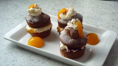 шоколадные маффины со взбитыми сливками