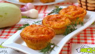 Закусочные маффины с кабачком и сыром