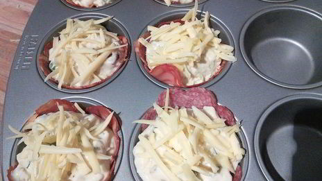 закусочные маффины в стаканчиках из чоризо-салями