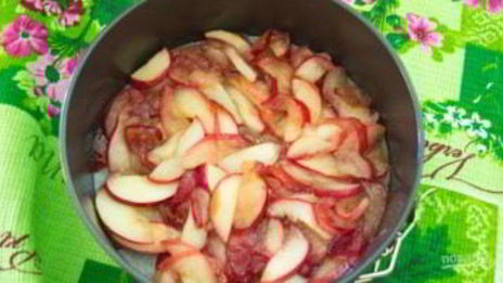 шоколадный манник с карамельными яблоками