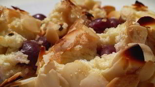 Творожный манник с вишней и миндалем