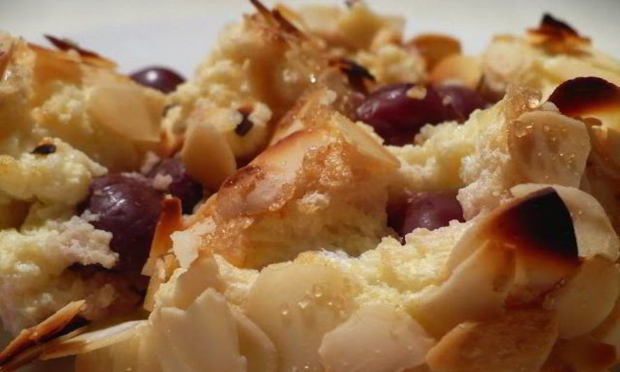 Рецепт творожный манник с вишней и миндалем