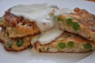 Бабушкины куриные оладьи и соус Морней