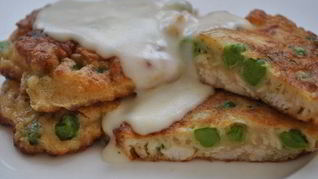 Бабушкины куриные оладьи и соус Морней