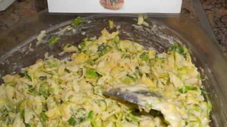 брюссельские оладьи с сыром и кедровыми орешками