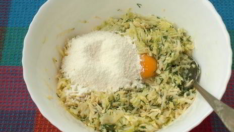 кабачковые оладьи с картофелем и сыром сулугуни