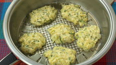 кабачковые оладьи с картофелем и сыром сулугуни