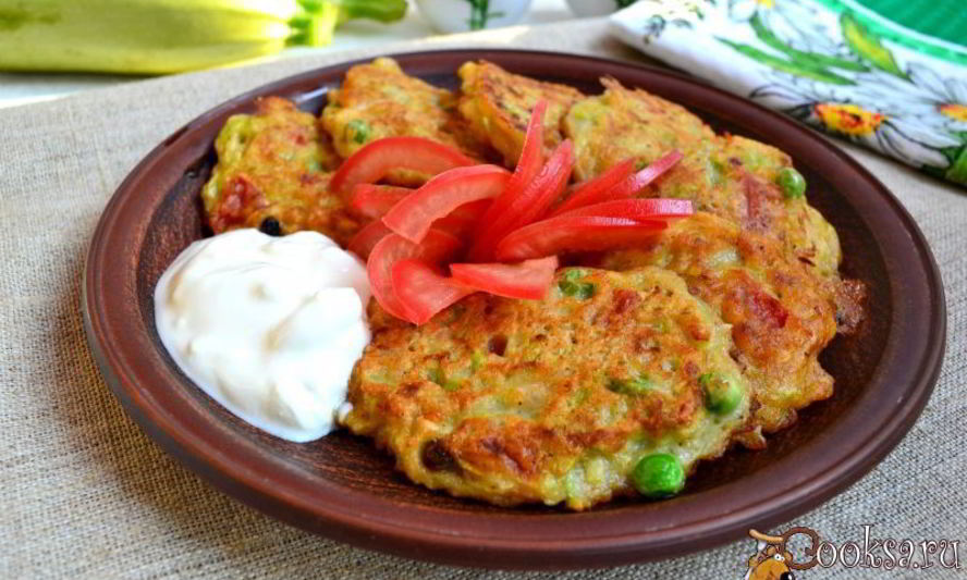 Рецепт кабачковые оладьи с помидорами и свежим горошком