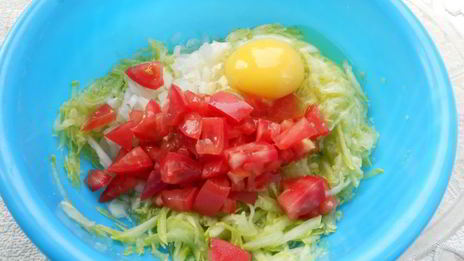 кабачковые оладьи с помидорами и свежим горошком