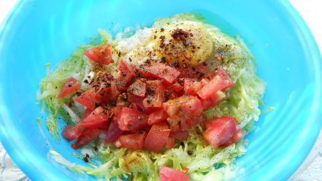 кабачковые оладьи с помидорами и свежим горошком