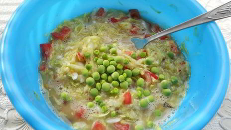 кабачковые оладьи с помидорами и свежим горошком