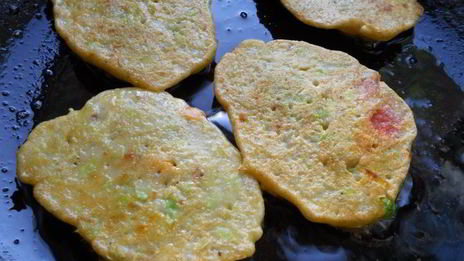 кабачковые оладьи с помидорами и свежим горошком