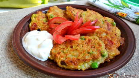 кабачковые оладьи с помидорами и свежим горошком