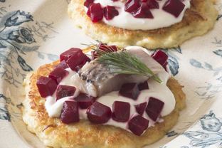 Картофельные оладьи с филе сельди и свеклой