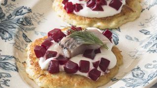 Картофельные оладьи с филе сельди и свеклой