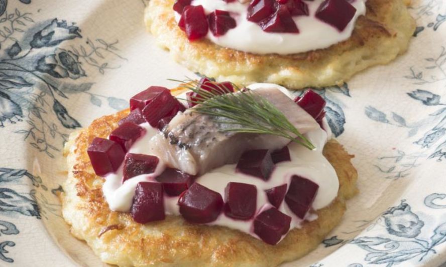 Рецепт картофельные оладьи с филе сельди и свеклой