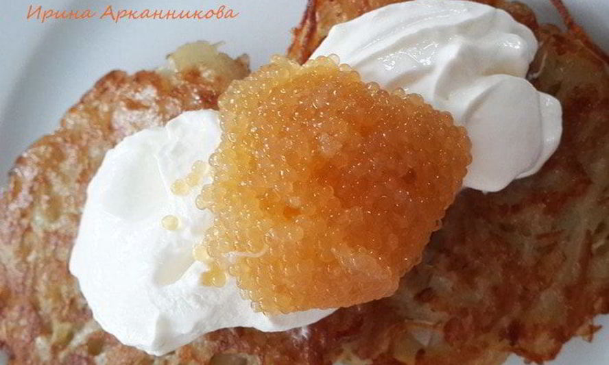 Рецепт картофельные оладьи с щучьей икрой и сметанкой