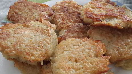 картофельные оладьи с щучьей икрой и сметанкой