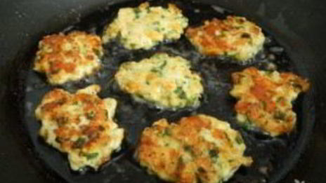 куриные оладьи с сыром и зеленью